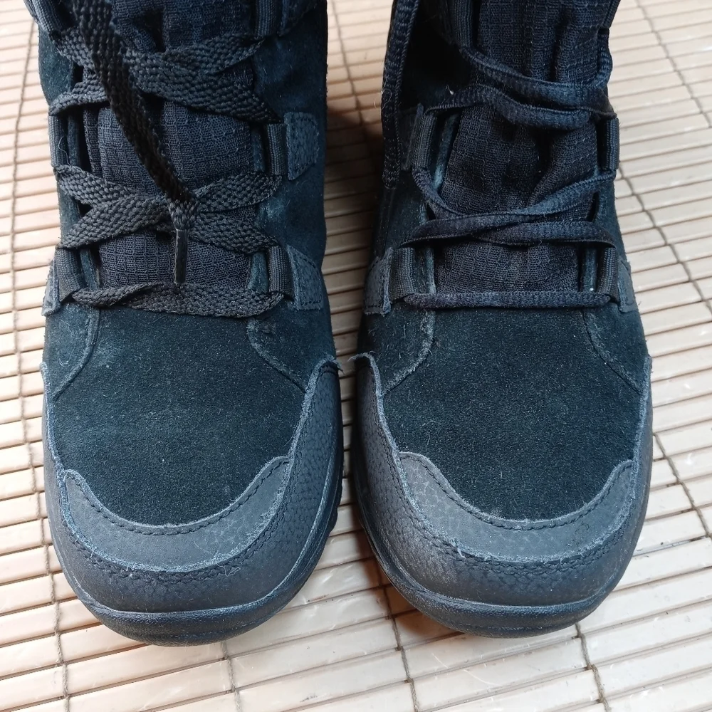 Columbia women's black suede faux fur waterproof lace up winter boots. Sz 6M. 16